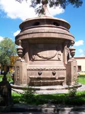 dario roman mausoleum urns statue rounded stone imposing park