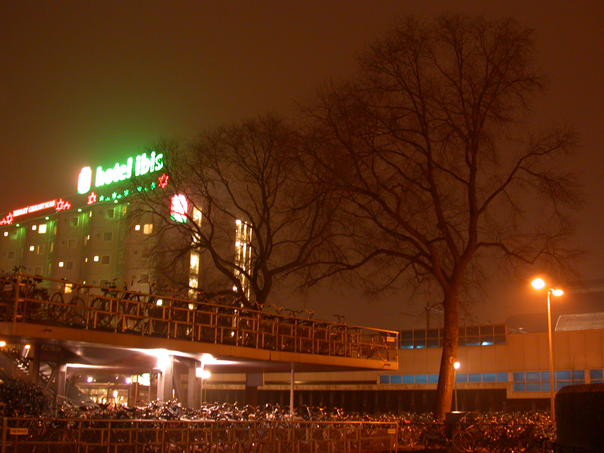 amsterdam night nighttime station hotel ibis dark light lights neon nightlights nigtlight