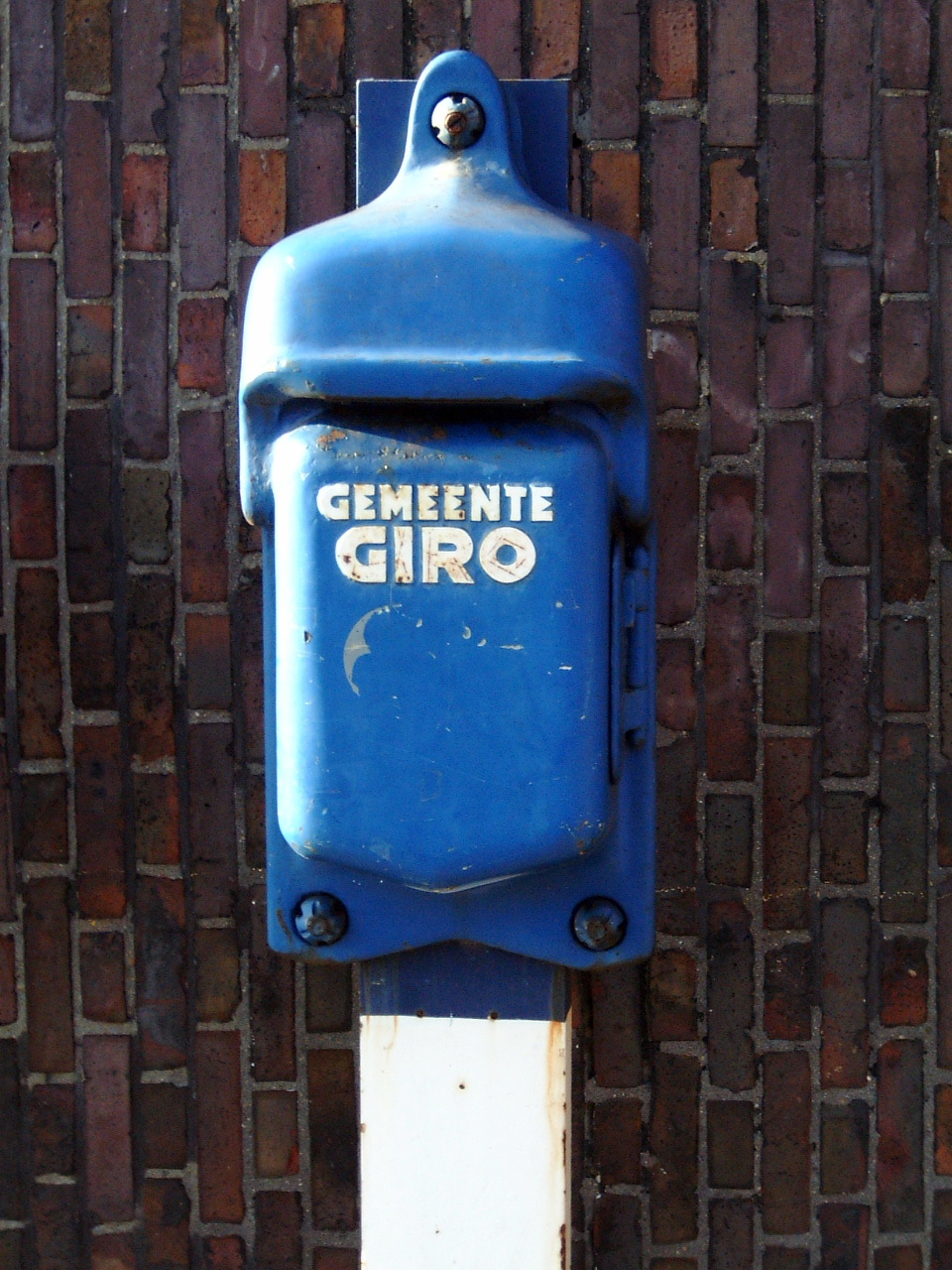 maartent gemeente giro no idea whatsoever what this is metal blue box on brick wall