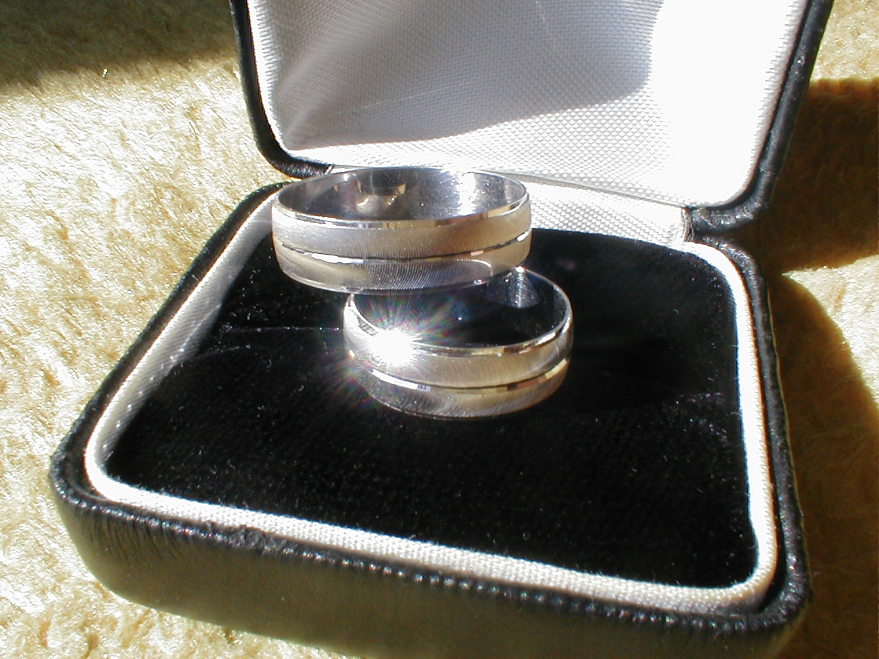 dario wedding rings juwel precious metal wedding box case reflection hilite highlite