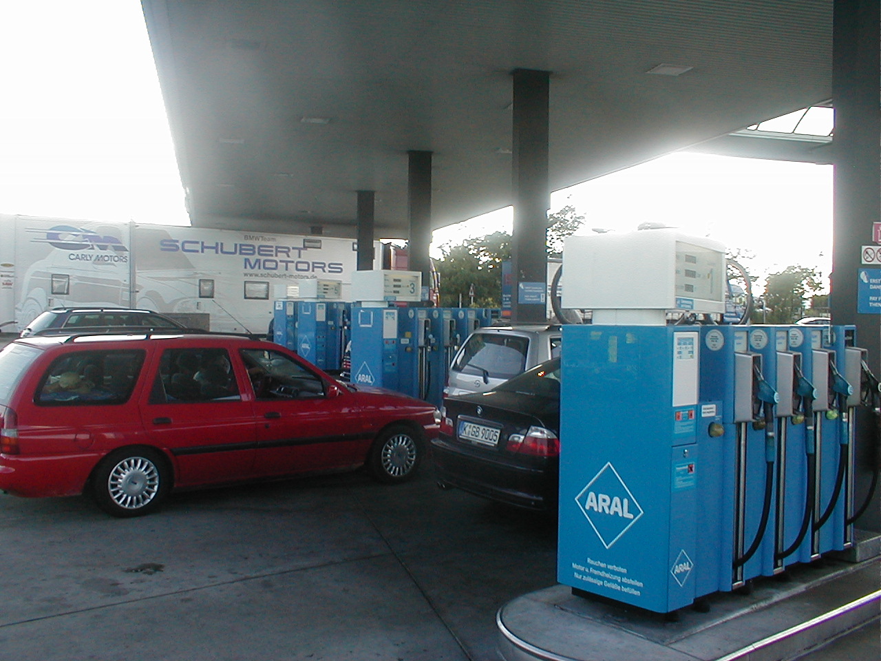 dario aral tank pump station germany car queueing gasoline fuel