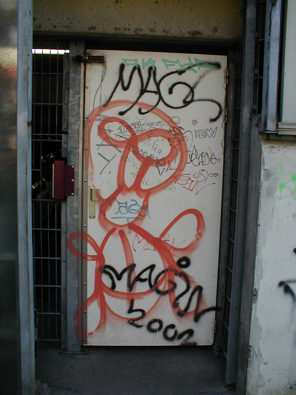 dario graffiti wall ghetto tagging (old skool style that is)