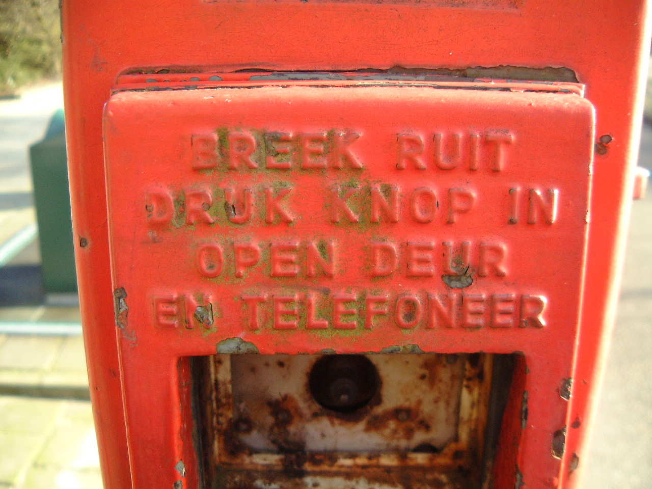 scripts typography sanserif firealarm alarm breek ruit druk knop in open deur en telefoneer telephone red