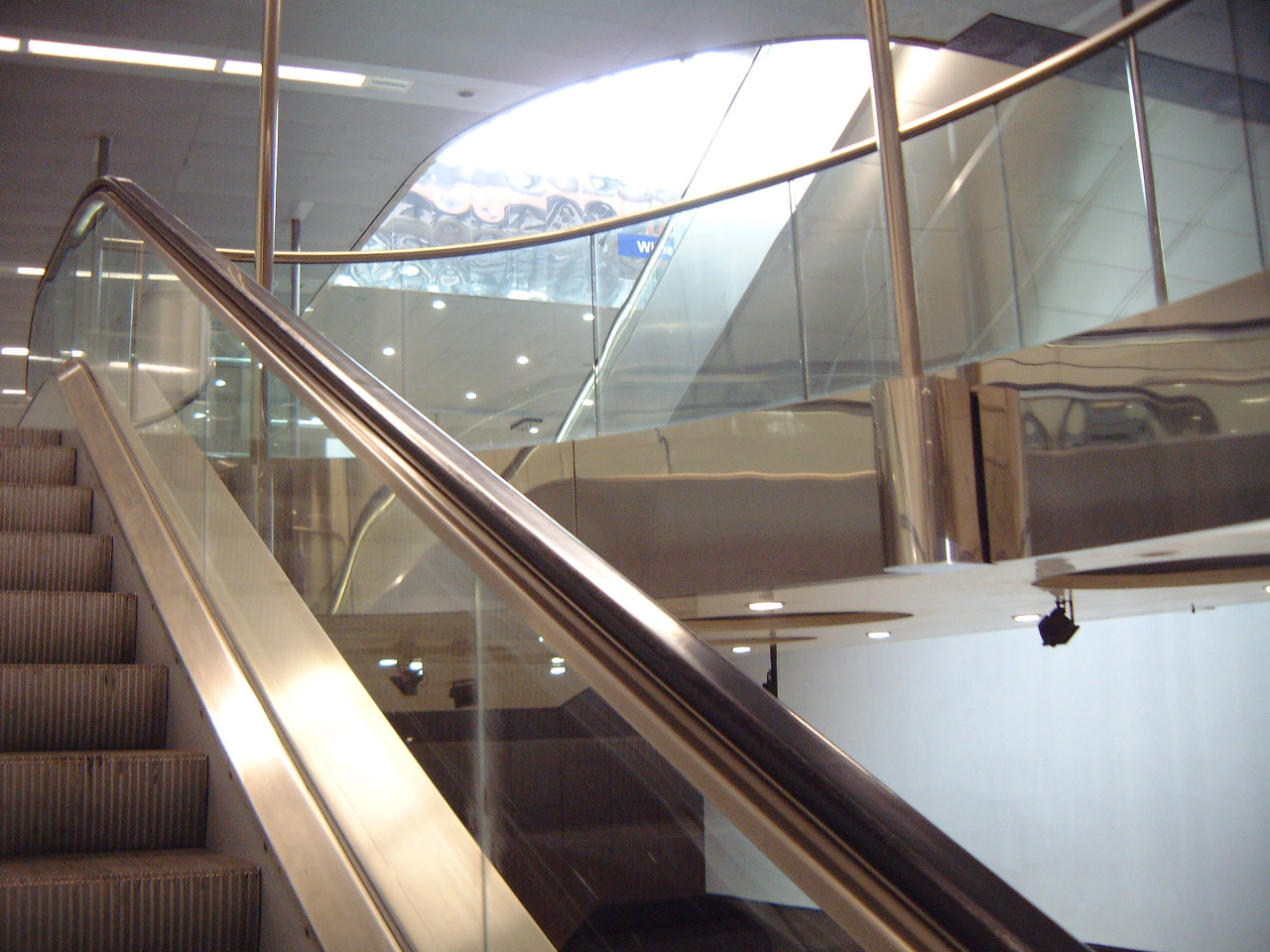 escalator stairs up maartent