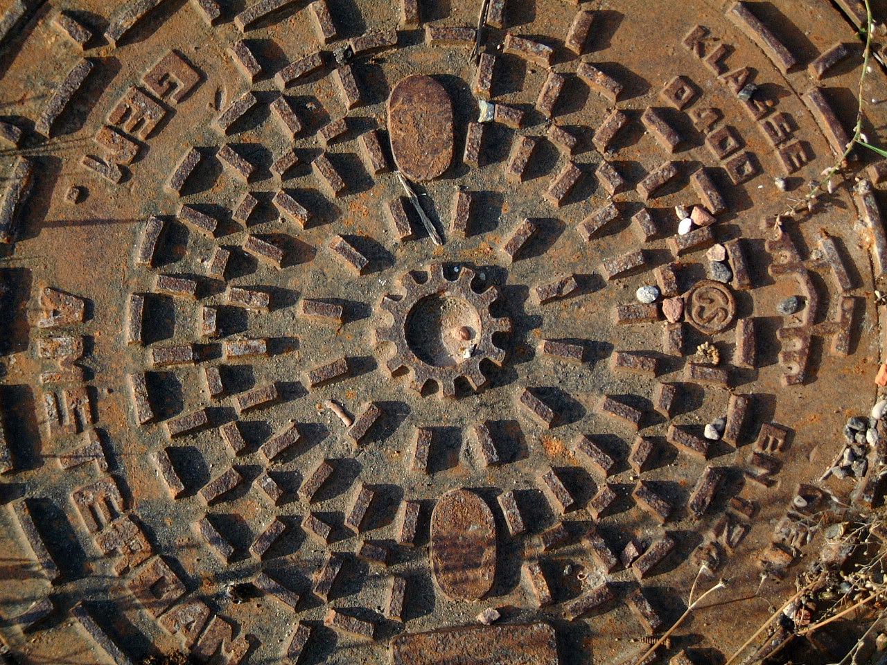 sewer lid manhole cover metal steel iron rusty maartent images