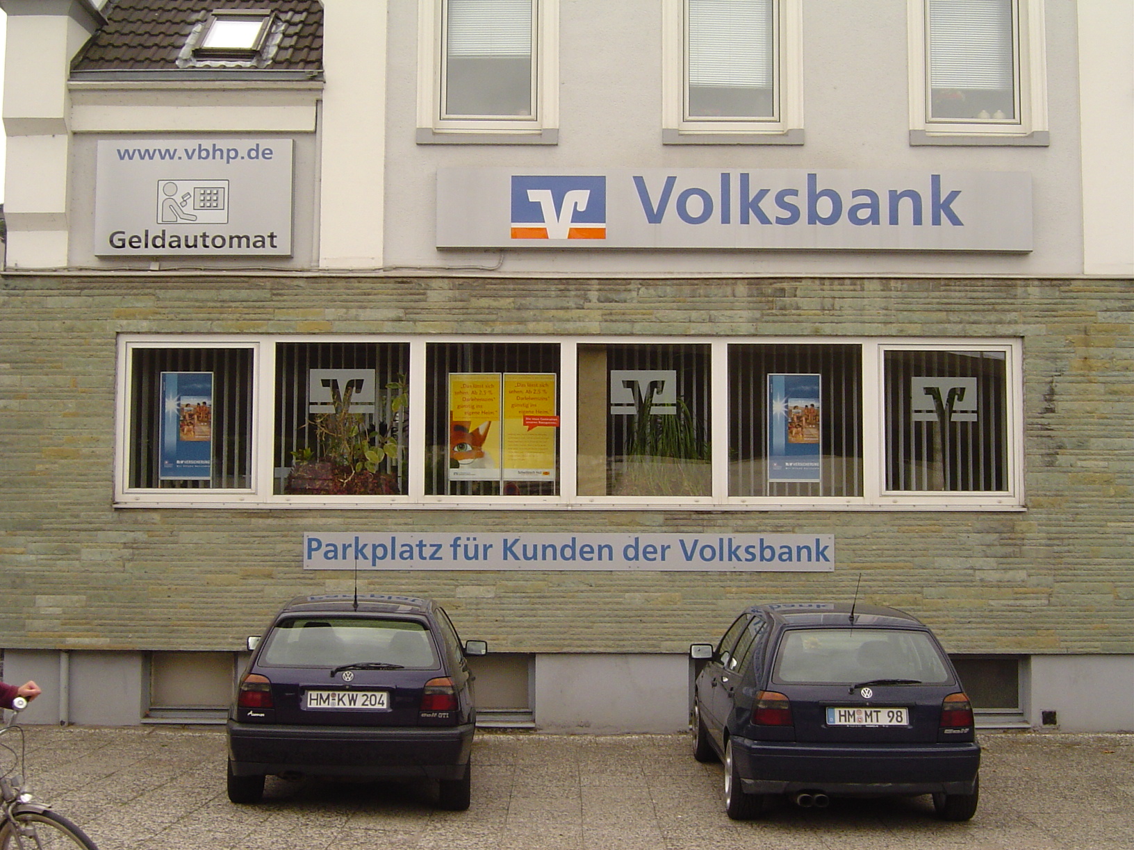 rigoletto facade windows parked cars volksbank bank