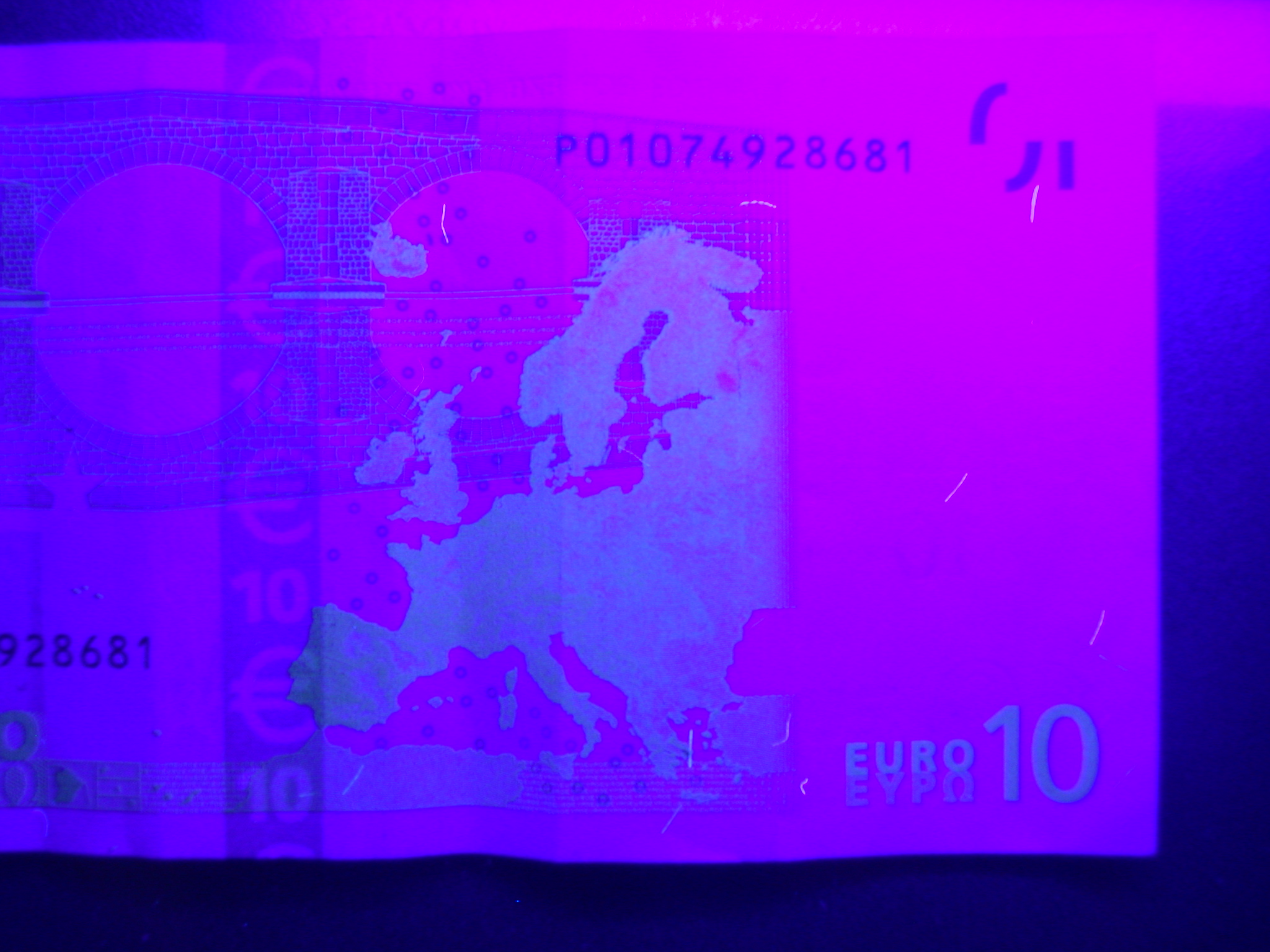 ultra violoet light on a euro banknote