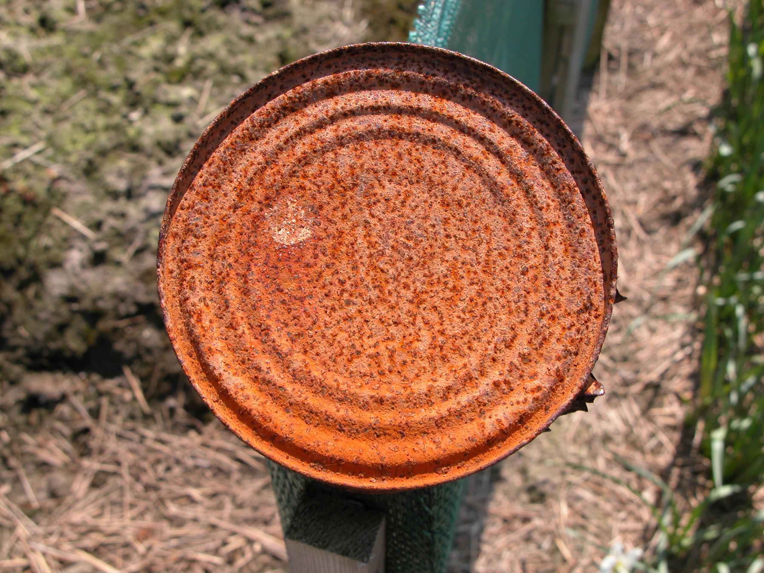 metals rust rusted can tincan tin bottom circle circles texture