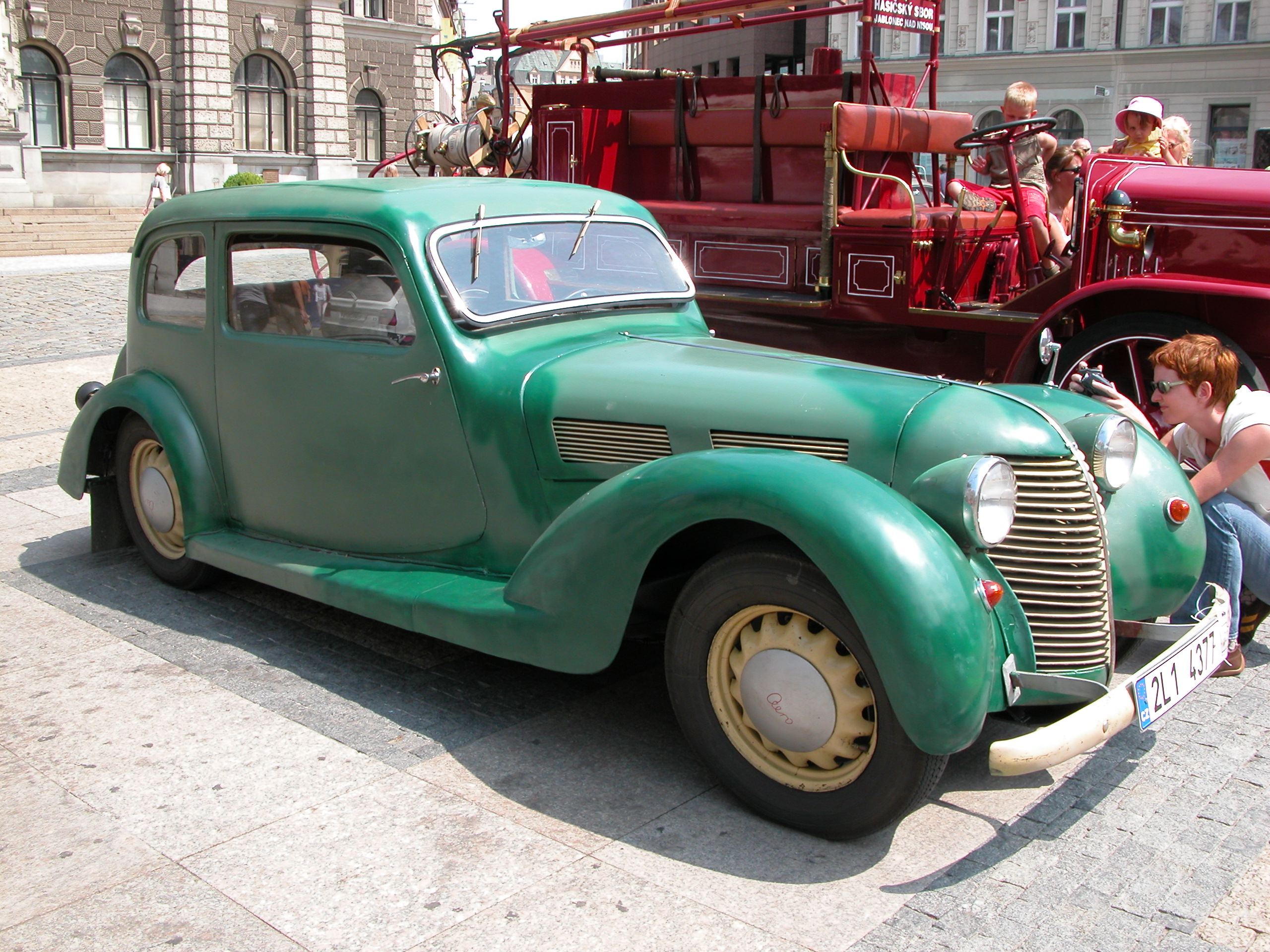 oldtimer green car wheels old classic