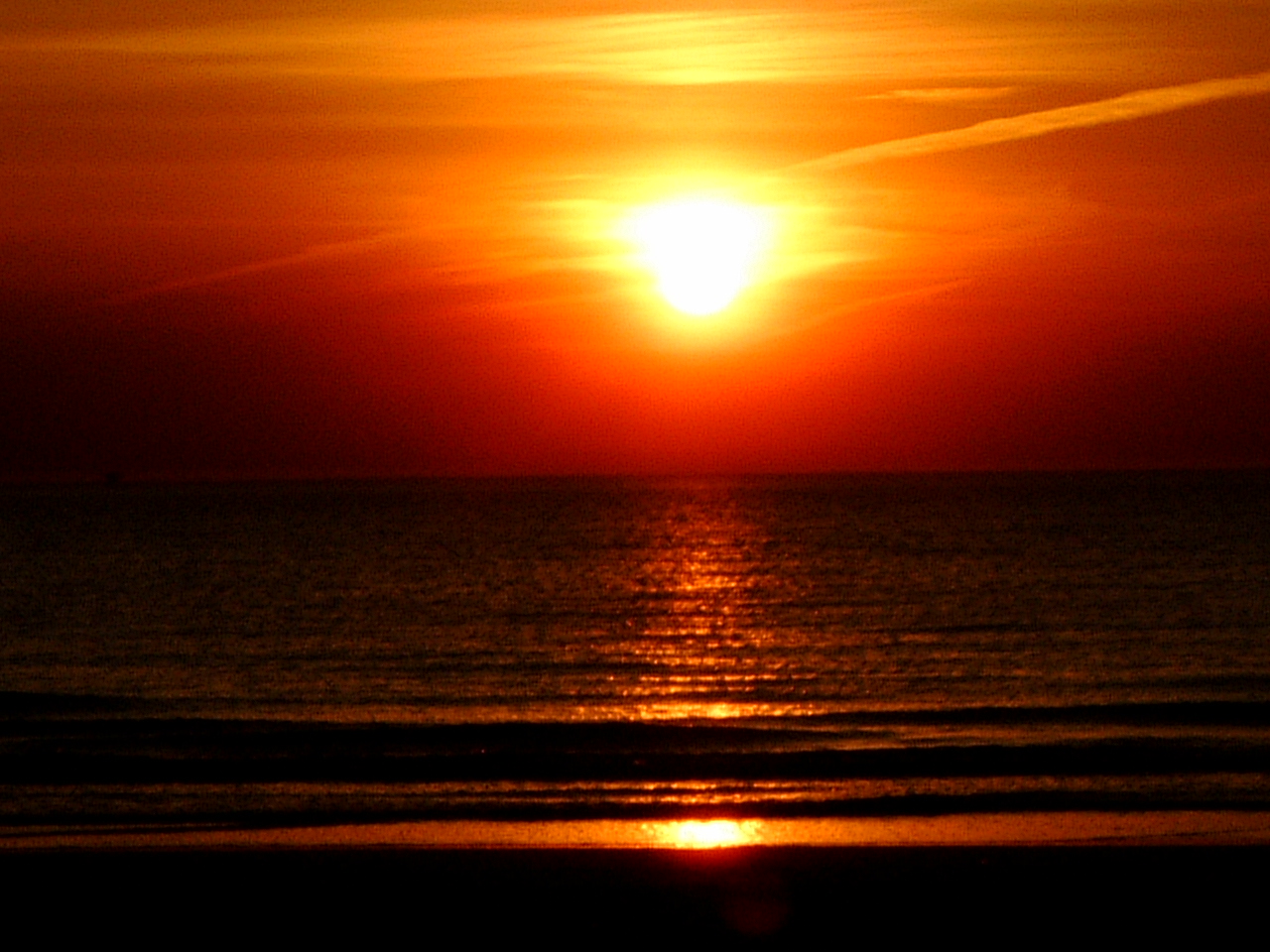 sun sunset sundown red orange yellow gold reflection romantic sea horizon wave waves