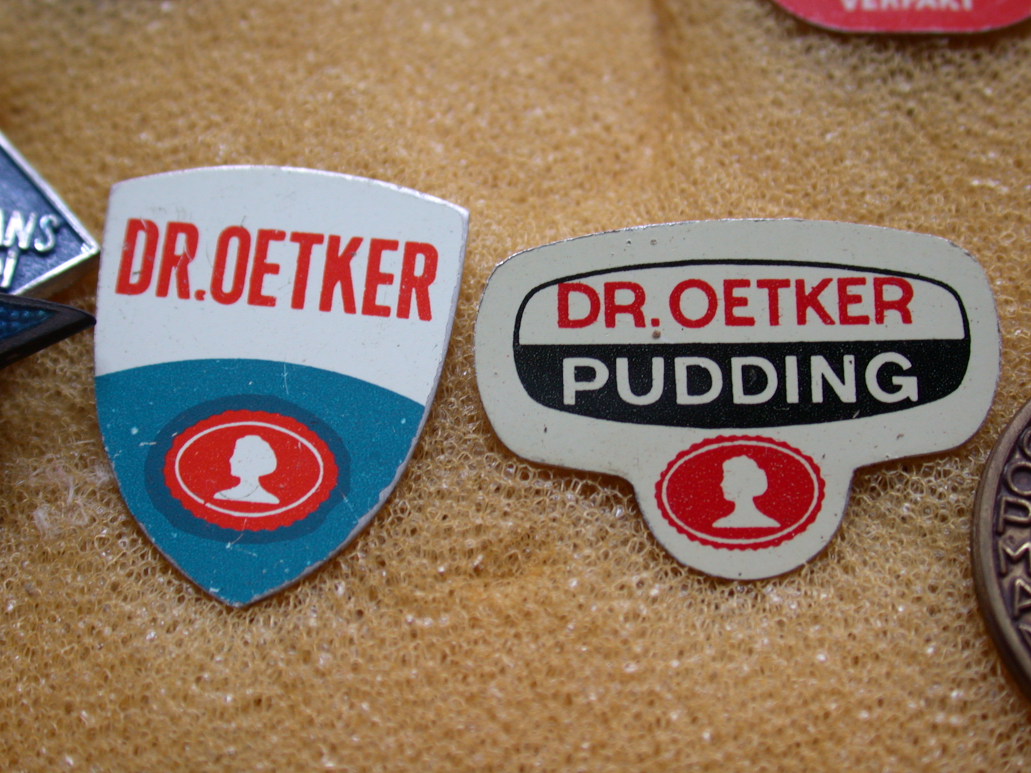 objects metal button signs pin buttons pins logo droetker oetker pudding humanoid woman illustration typo tyopgraphy sansserif hires