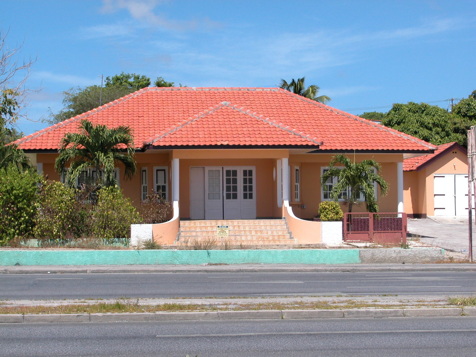 curacao jacco house architecture exteriors villa bushes palmtree porch for rent tropical caribbean