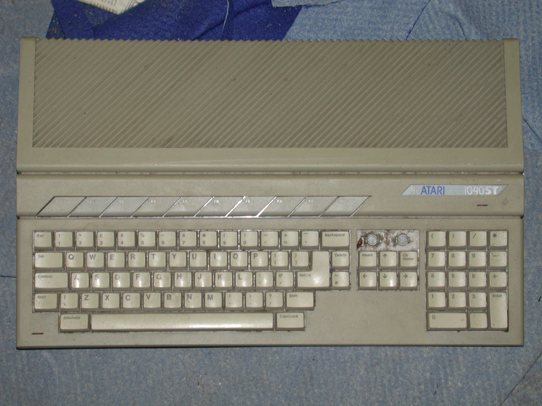 objects antique keyboard computer atari 1040st atari1040st beige plastic