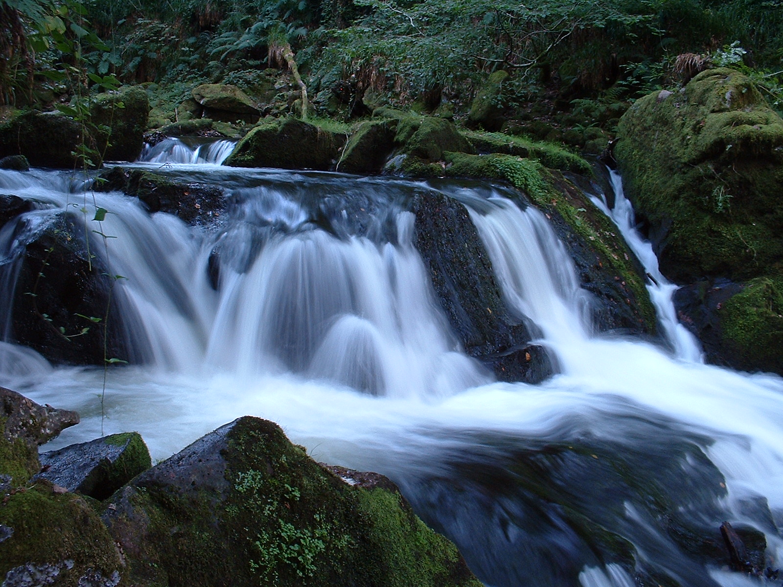 htoml waterfall roaring water flowing spray foam