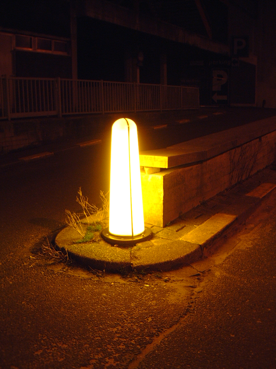 maartent light pole lit cone glow rod