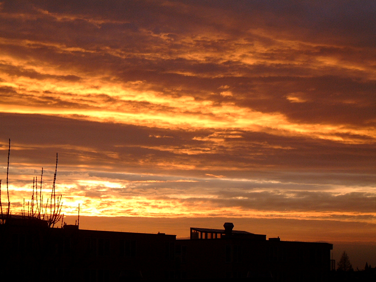 maartent sundown sunset sunup sunrise red sky dusk dawn roofs