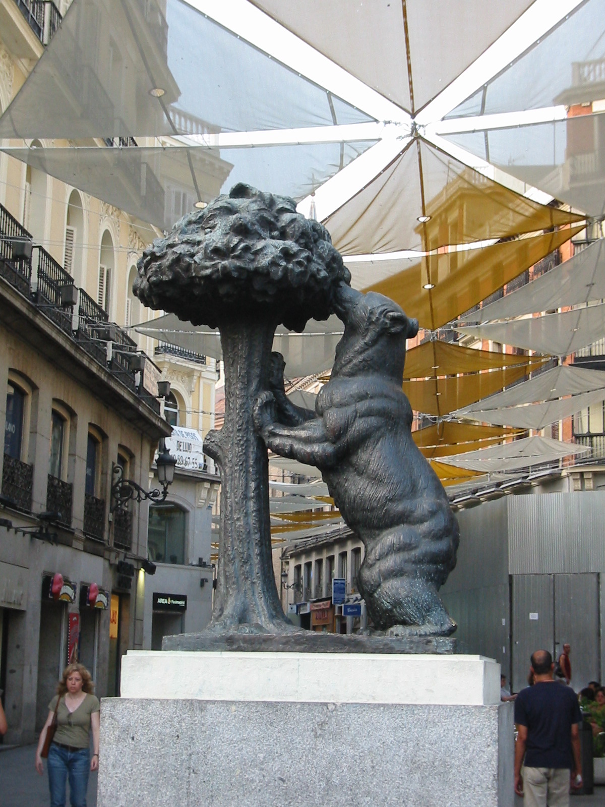 michieldeboer bronse statue sculpture of a bear