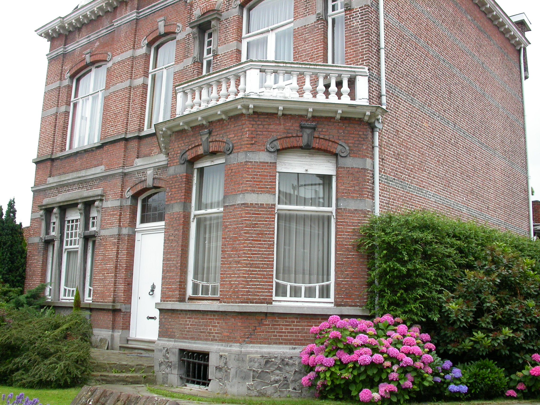 paul belgian shabby house estate hi-res