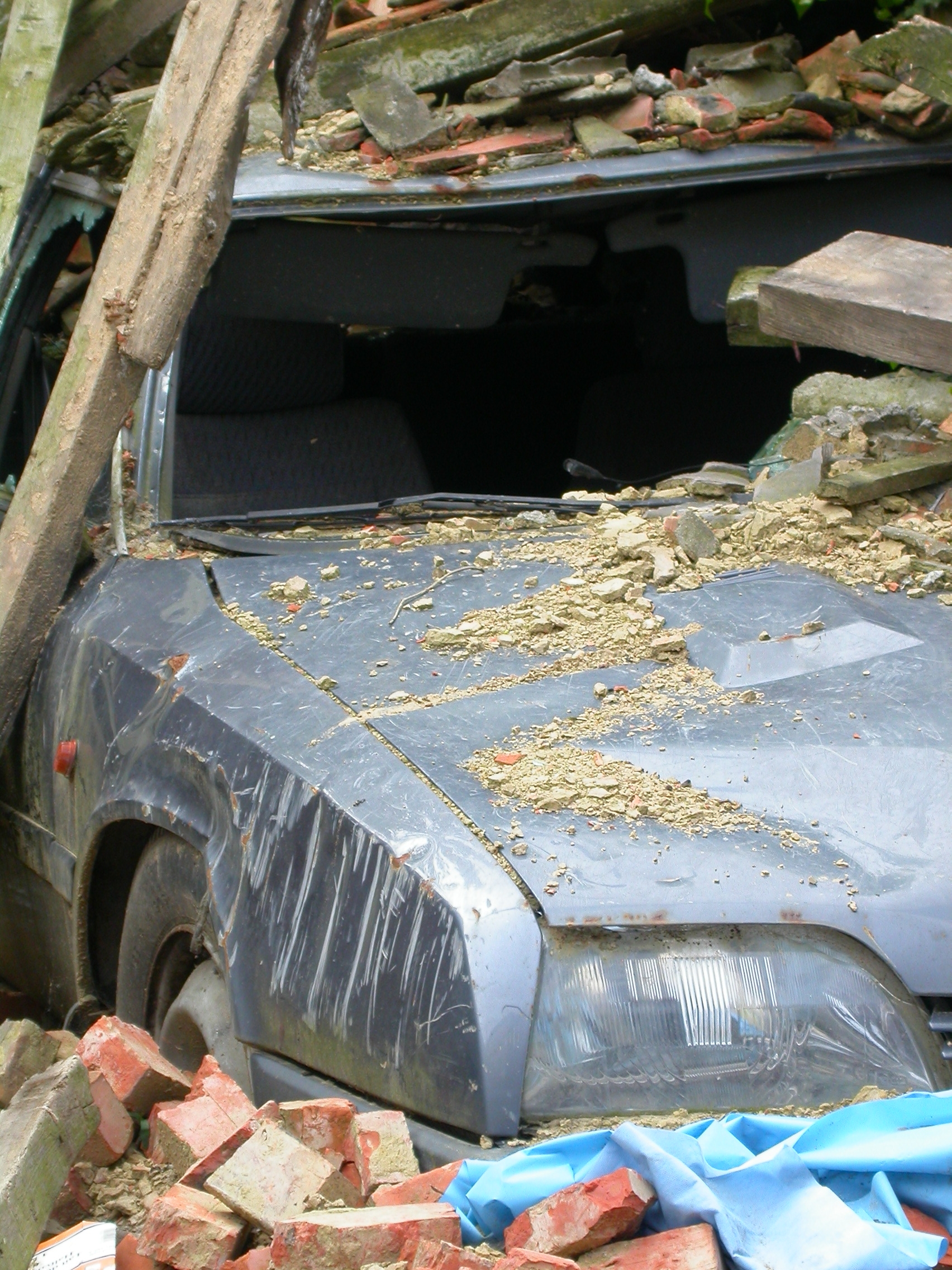 crashed car citroen rubble broken damage paul