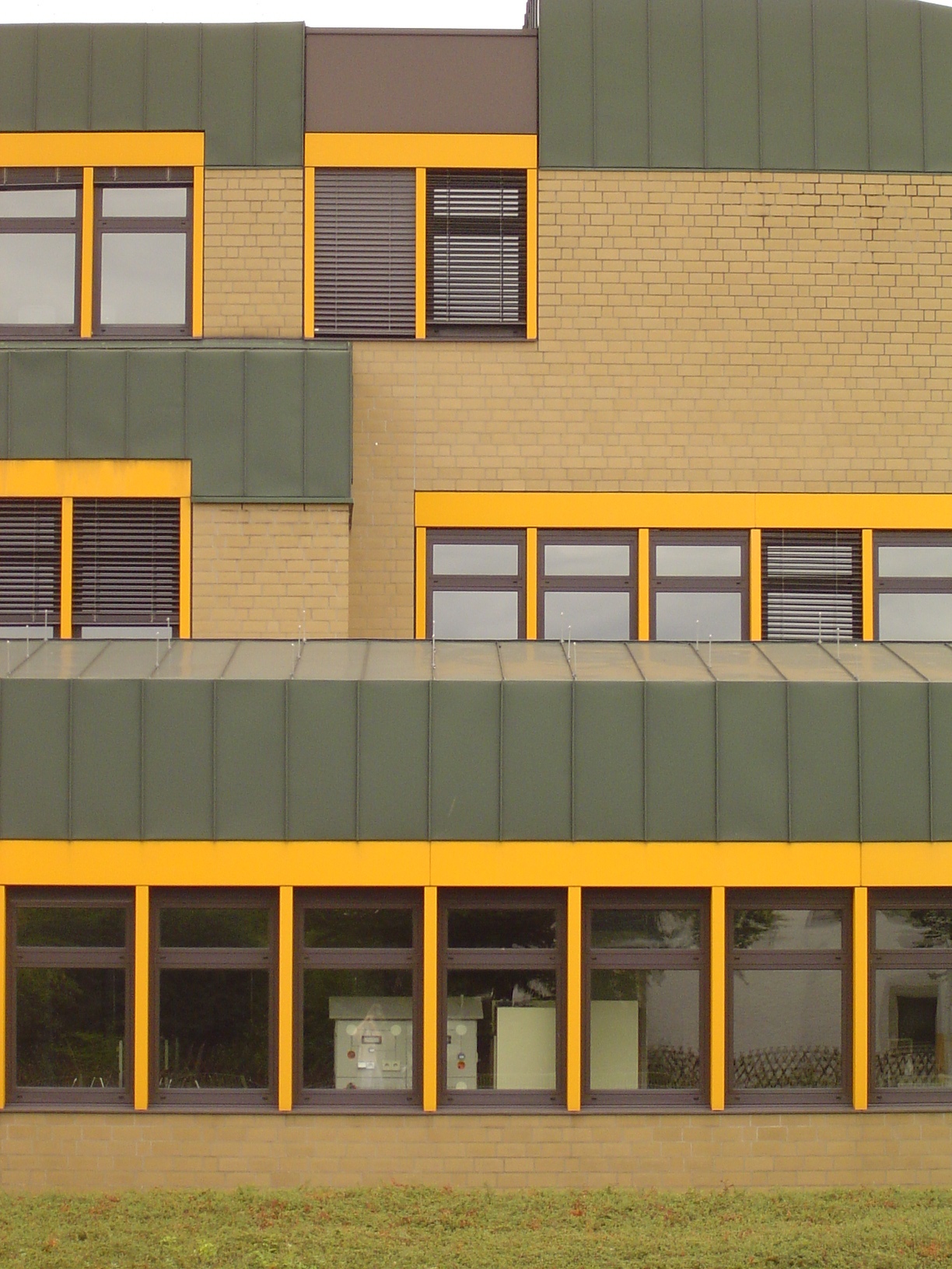 rigoletto office block windows roof yellow blinds