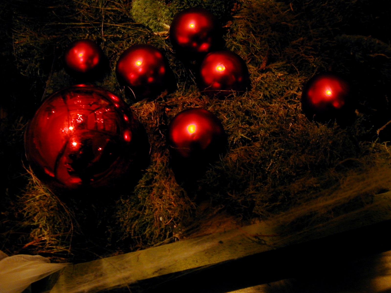 christmas decoration christmass ball :) shiney spherical coloured highlited thing to put in christmas tree