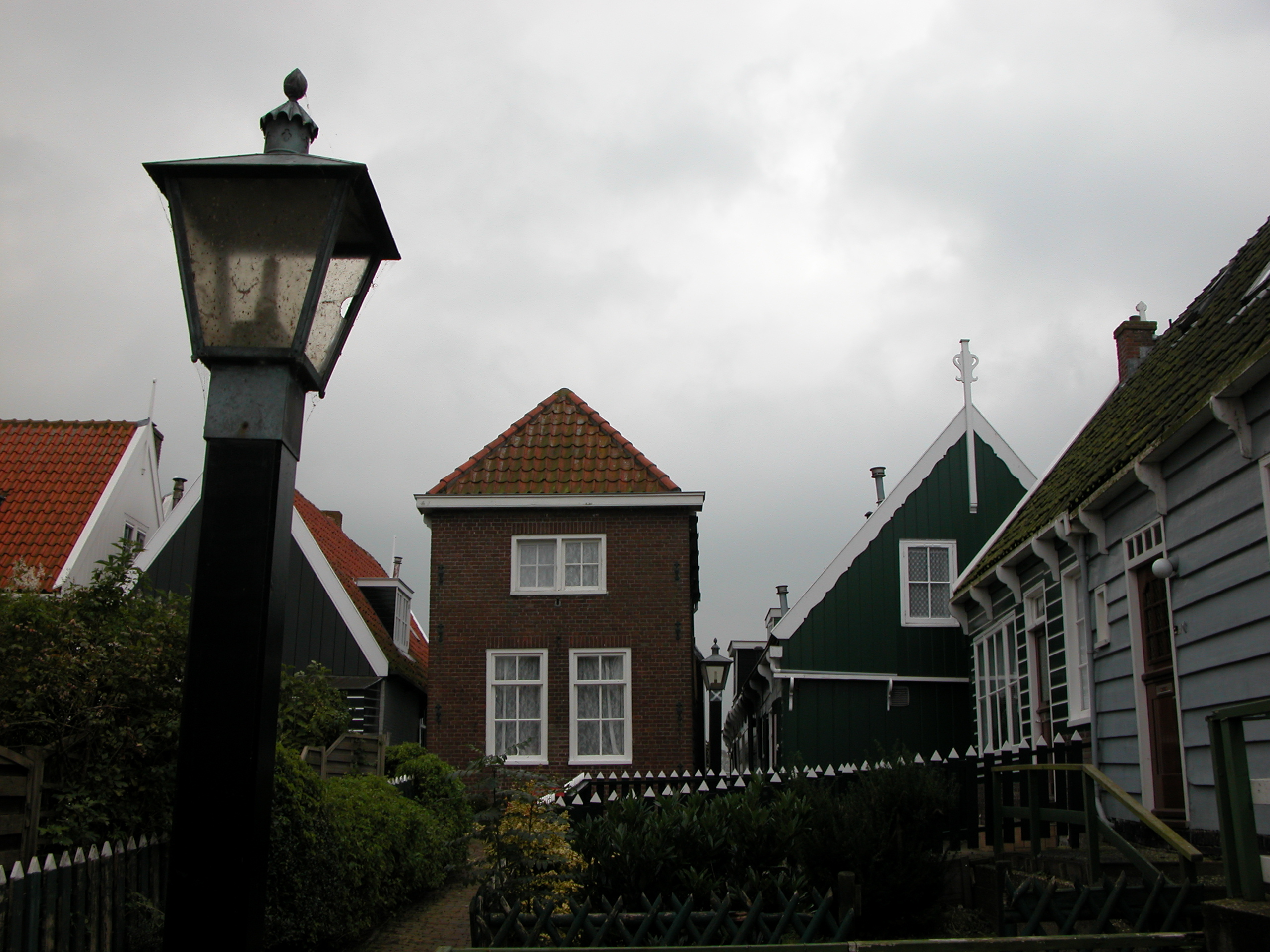 dutch backgarden small house houses volendam lamppost fishing village