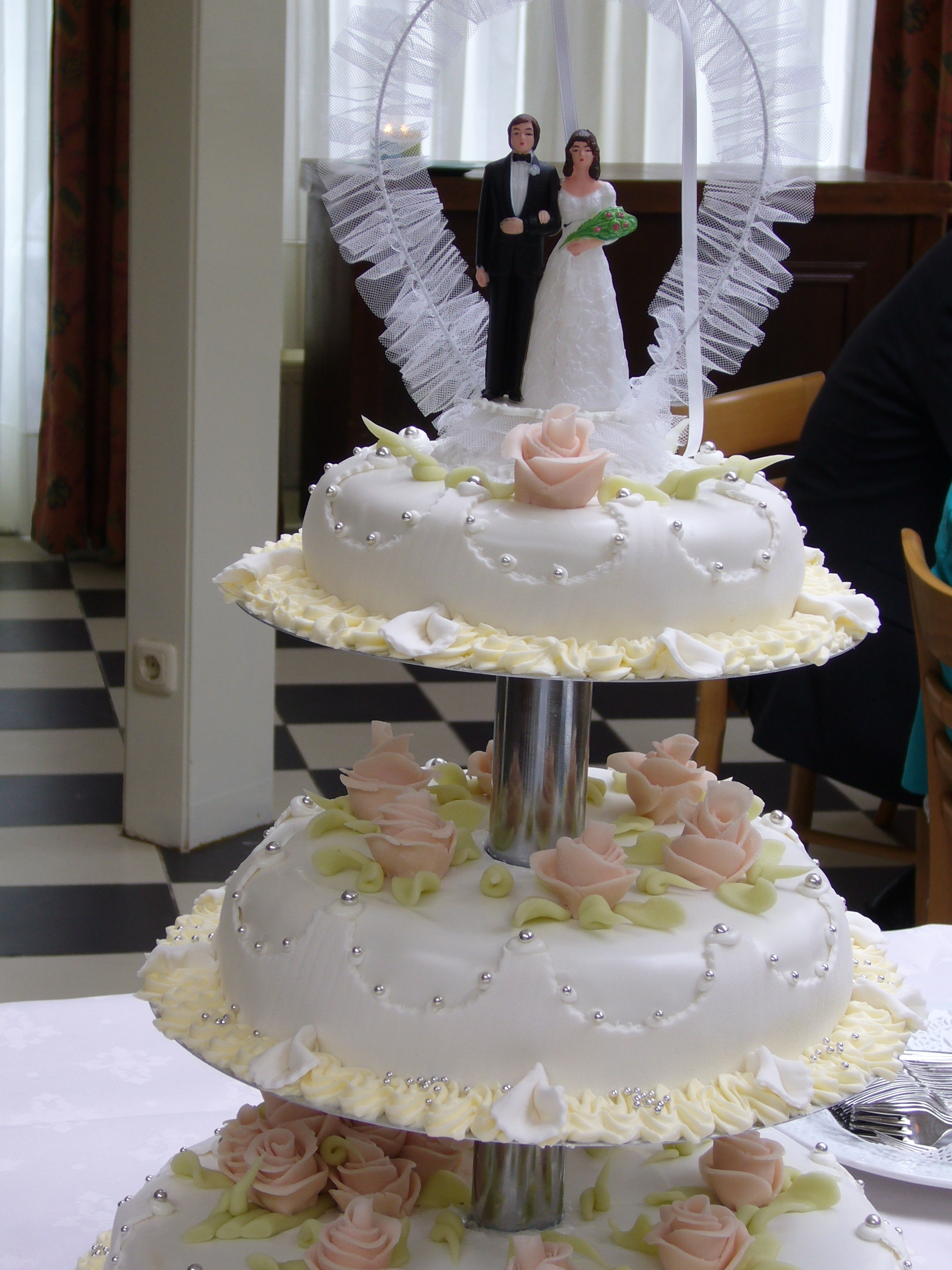 janny wedding cake bride groom