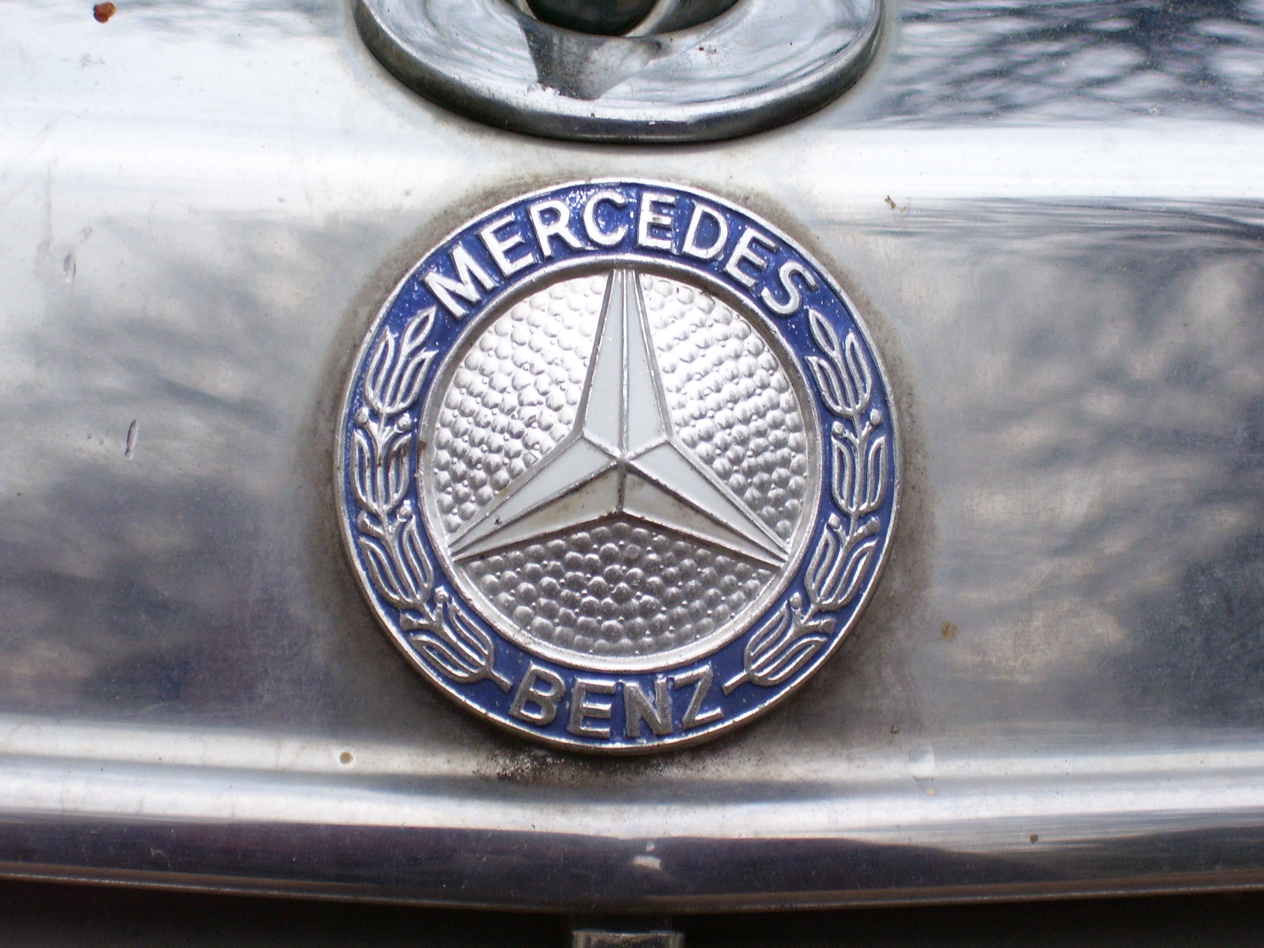 makkes Mercedes logo car fron
