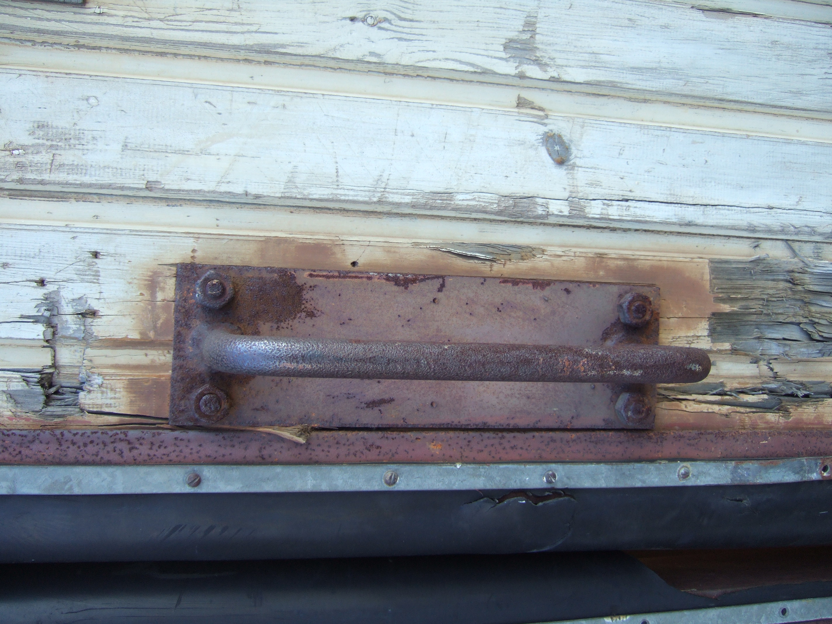 tabus anchor metal rusty steel bar wood planks board handle bar