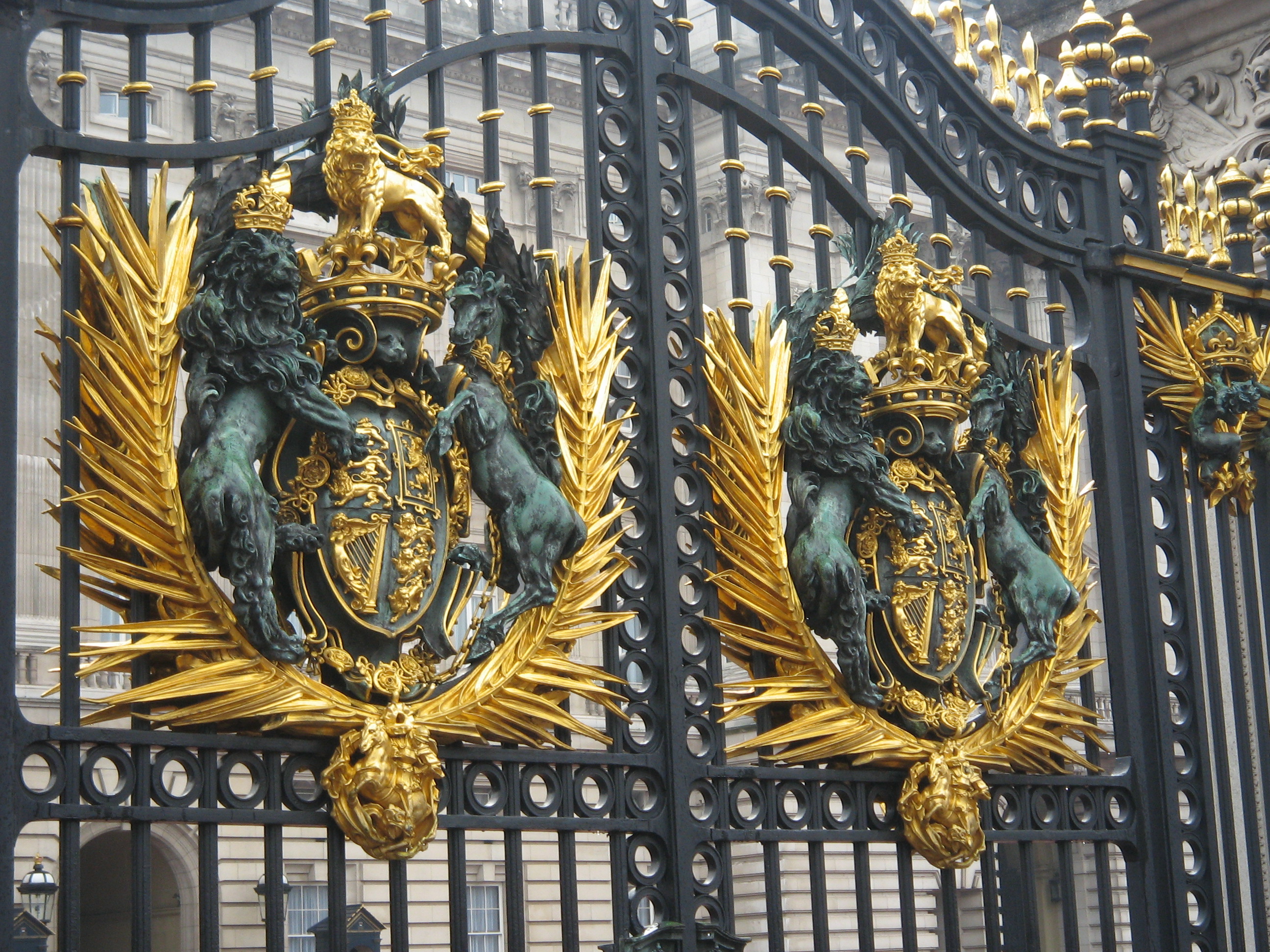 tabus gate gates seal sign royal lions gold golden black palace