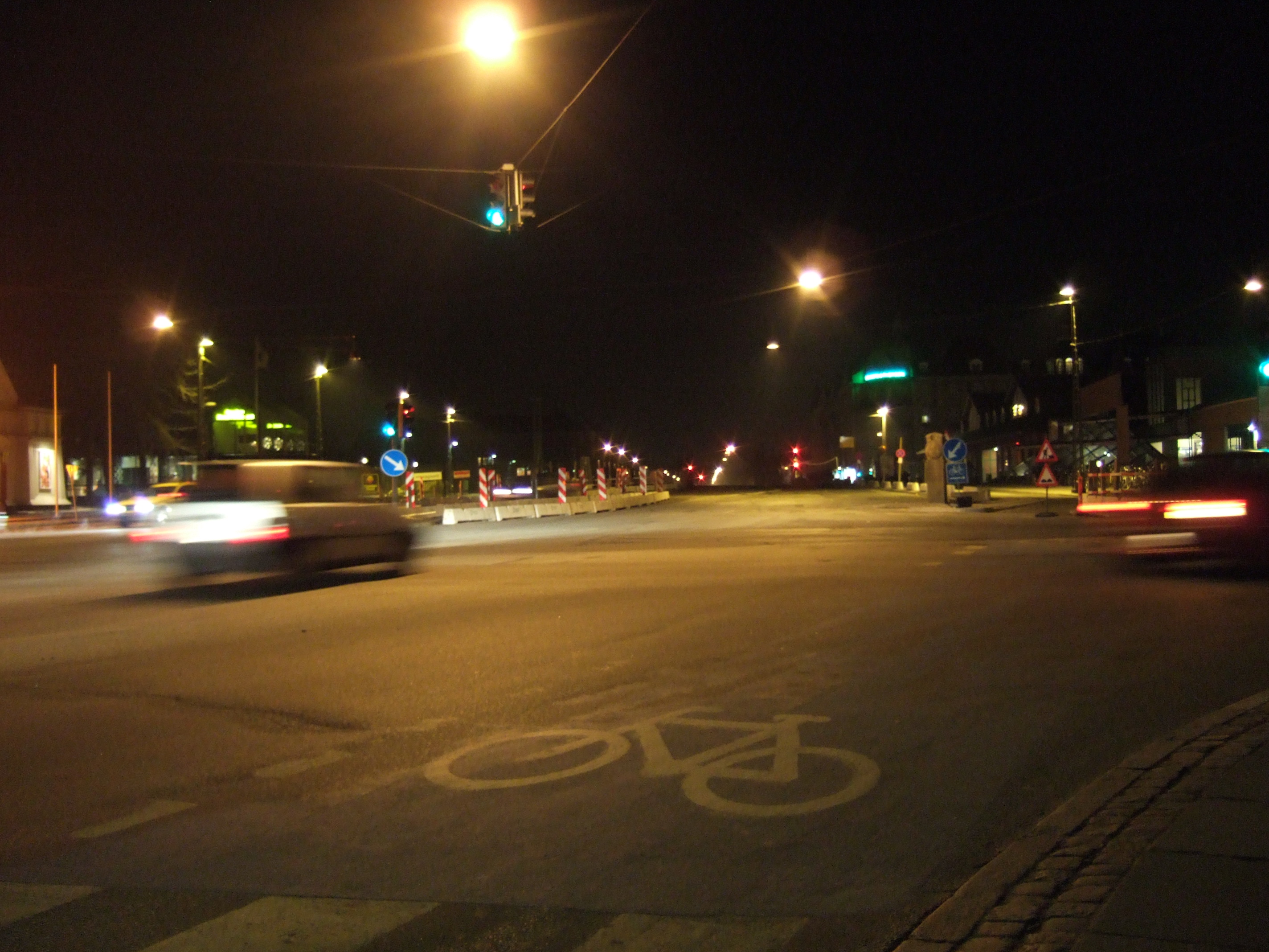tabus city night car street bike path
