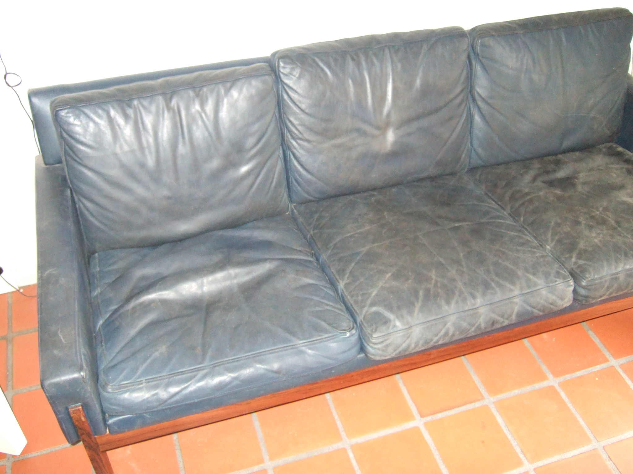 A Leather Sofa From The Uk - Import Just The Best