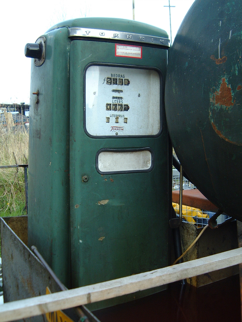 petrol pump gas pump petrolpump gaspump old antique rubbish liters bedrag meters amount