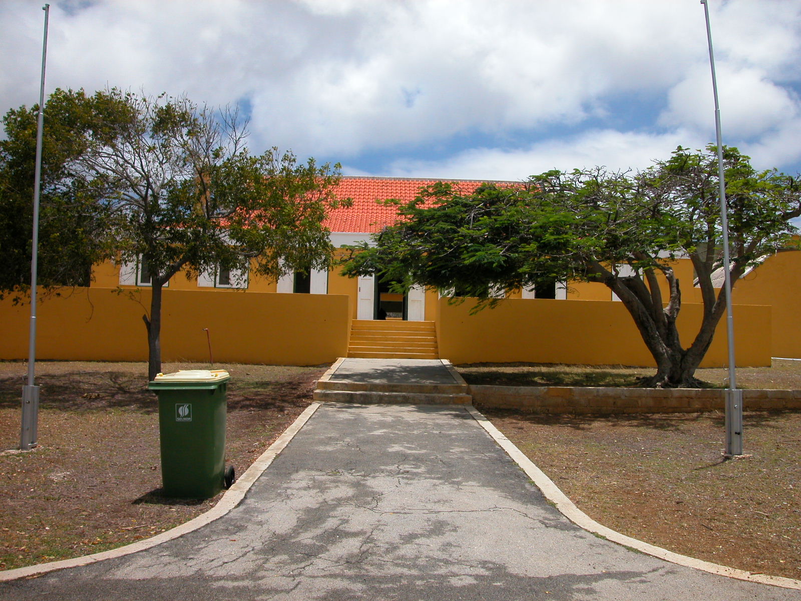 jacco warm colonial curacao path pathway rubbish bin green yellow red house